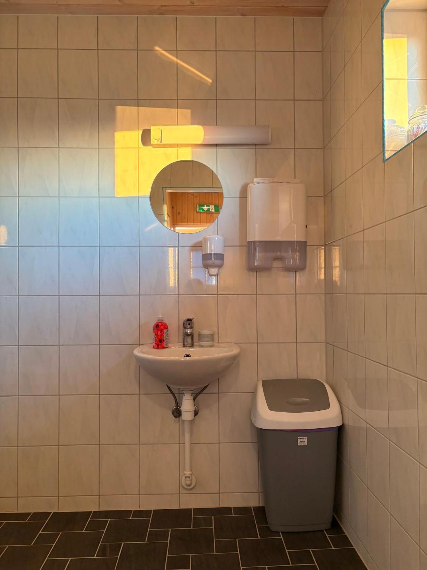 Roograhu Kaemping Hotel Heilu Екстериор снимка